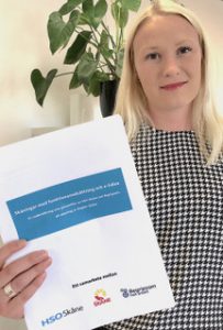 På bilden syns Rebecka Hansen, som är projektledare för undersökningen. Hon håller enkäten i sin hand.